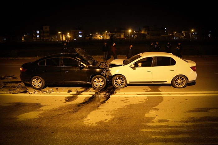 Adana'da iki otomobil çarpıştı: 2 yaralı