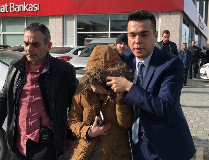 Bankadan çıkan kadının boğazına bıçak dayayıp gasbetmek istedi