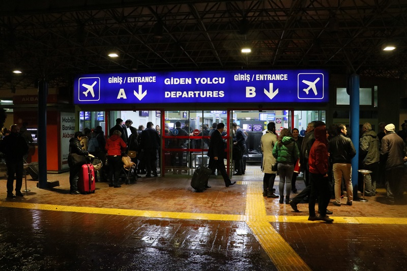 Sağanak yağış Adana'da uçak seferlerini iptal ettirdi  