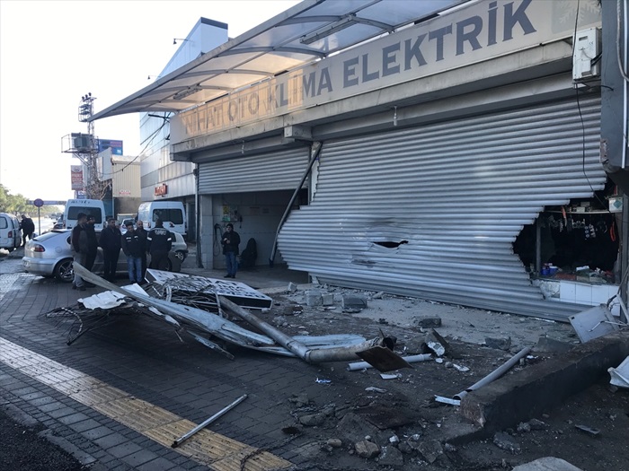 Adana'da otomobil direğe ve iş yerine çarptı: 2 yaralı