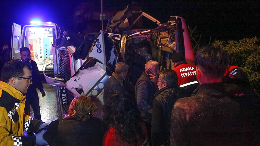 Adana’da midibüs devrildi: 3 ölü, 8 yaralı