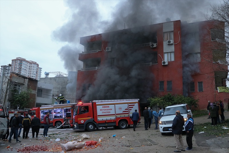 Adana'da plastik deposunda yangın