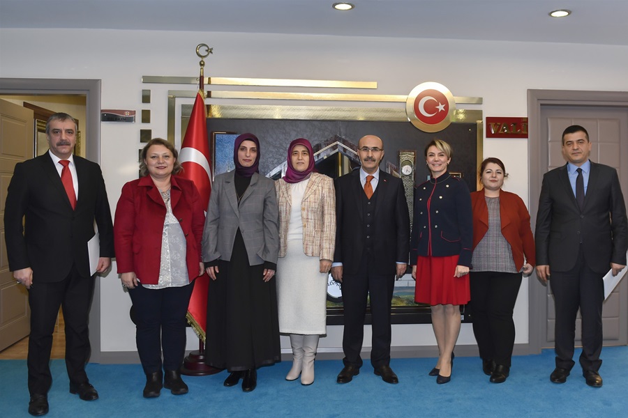 Vali Demirtaş'tan Anne Meclisi Derneğine destek  