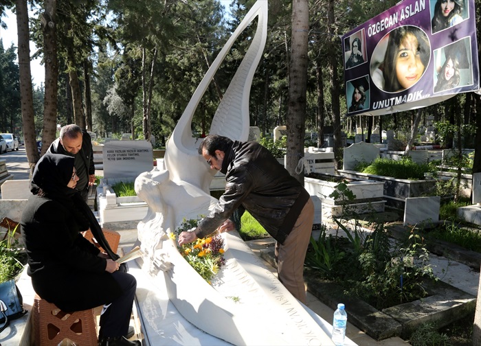 Aslan ailesinden Özgecan'ın mezarına ziyaret