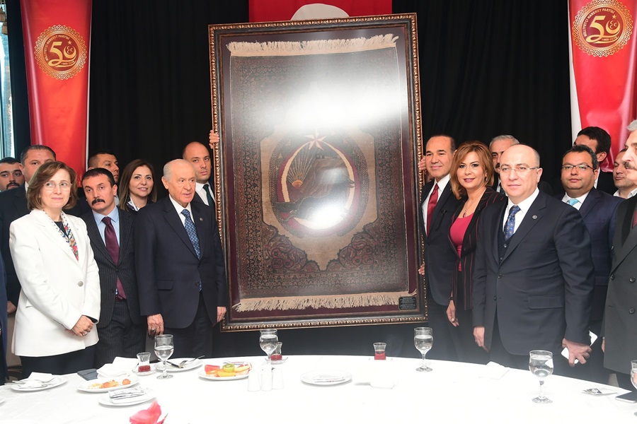 Bahçeli'ye bozkurt motifli tarihi halı hediyesi