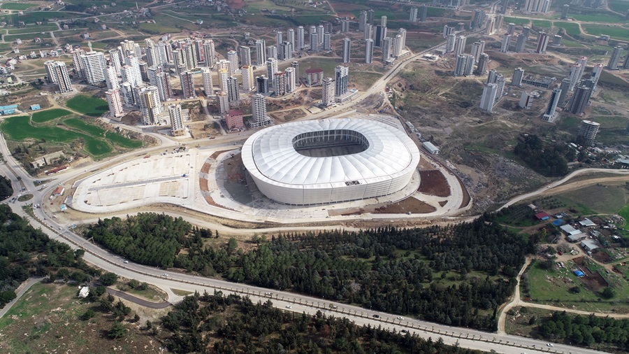 Adana'da yeni stadın çatısı tamamlandı