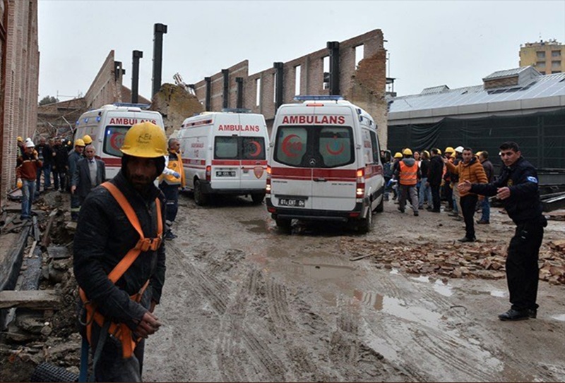 Adana'da restorasyonu yapılan müzenin duvarı çöktü
