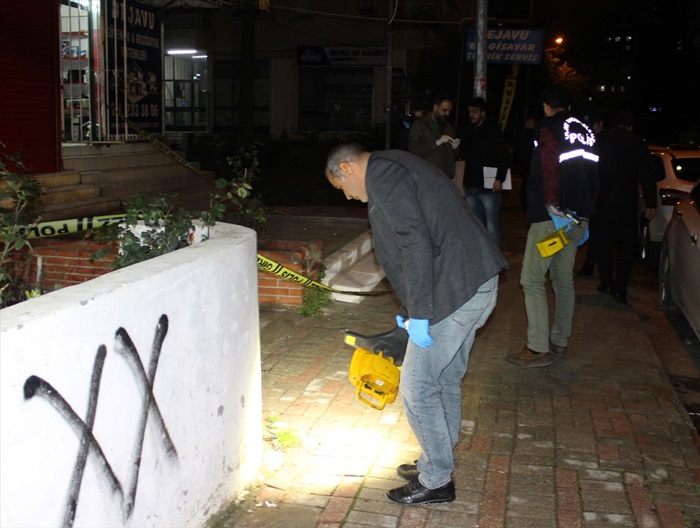 Adana'da evinin önünde silahlı saldırıya uğrayan kişi yaralandı