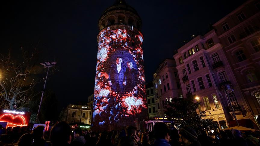 Sevgililer' Galata Kulesi'ne yansıdı