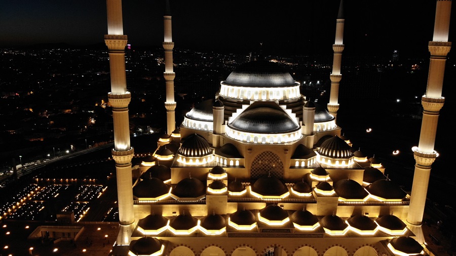 Çamlıca Camii'nde ilk ezan okundu