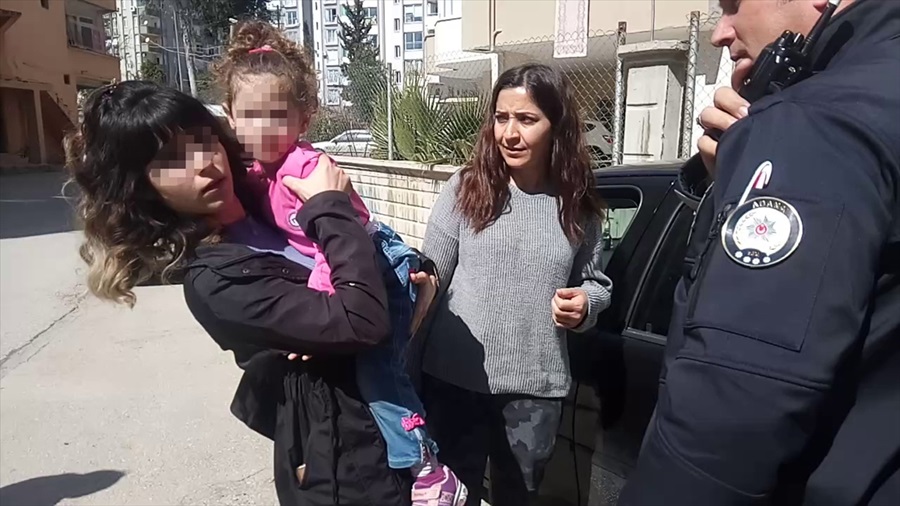 Annesinin otomobilde bıraktığı çocuğu polis kurtardı