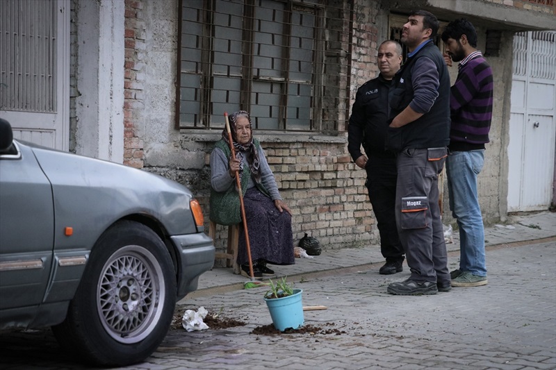 Babaanne torununun otomobilini yakmaya çalışan kadını saksı atarak engelledi