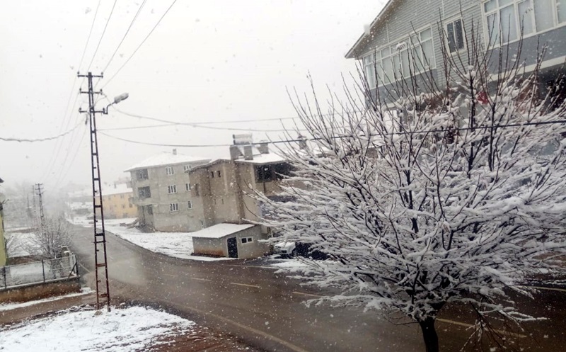 Adana'nın merkezinde bahar, ilçesinde kış