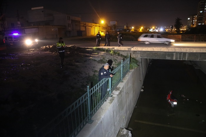 Adana'da motosiklet atık su kanalına düştü: 3 yaralı