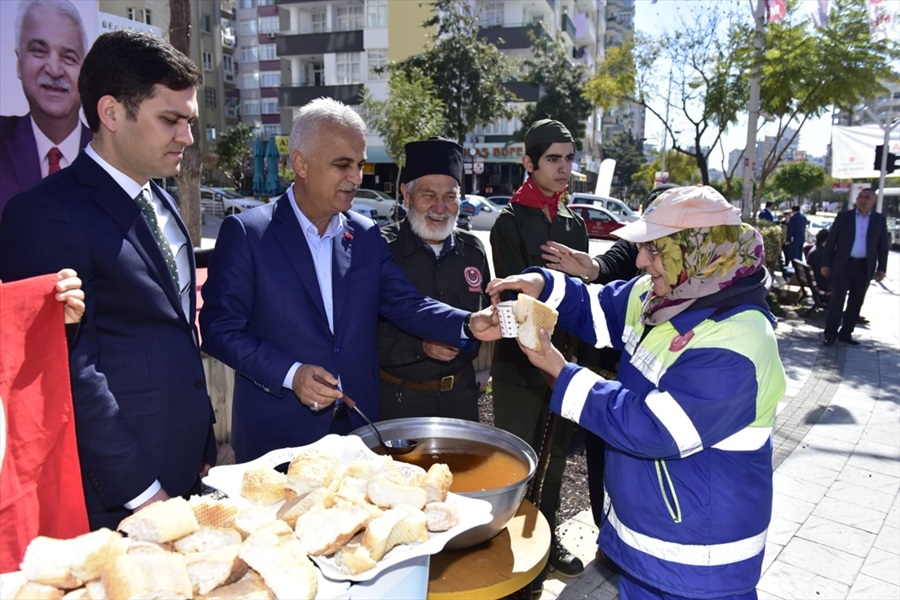 Cumhur İttifakı Çukurova belediye başkan adayı Yusuf Baş, hoşaf ve ekmek dağıttı