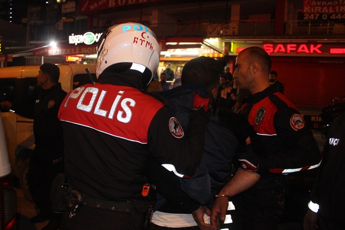 Adana'da polise mukavemet: 2 gözaltı