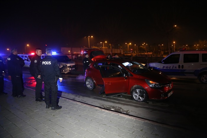 Patlak tekerle polisten kaçmaya çalıştılar
