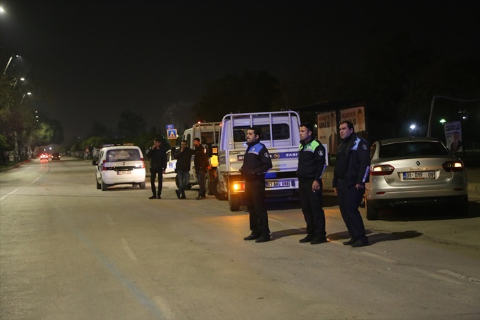 Adana'da afiş asma arbedesi