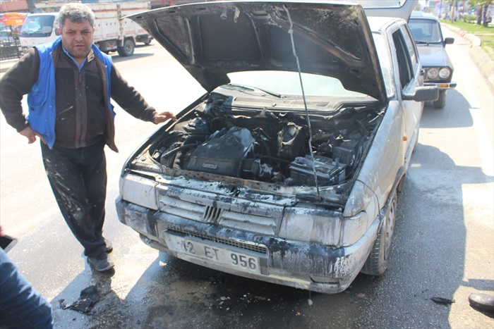 Adana'da seyir halindeki otomobil alev aldı