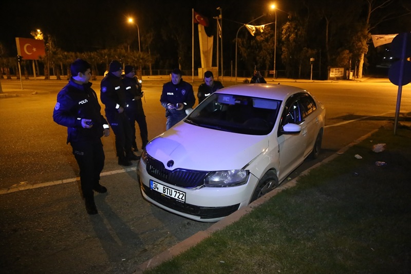 Kaza yapıp kaçtılar, kovalamaca sonucu yakalandılar