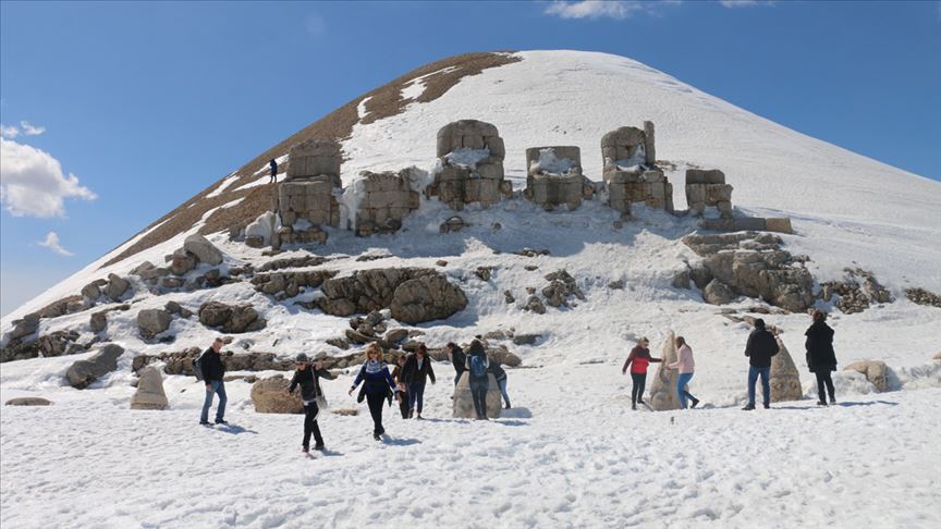 Dünya mirası Nemrut'a ziyaretçi akını