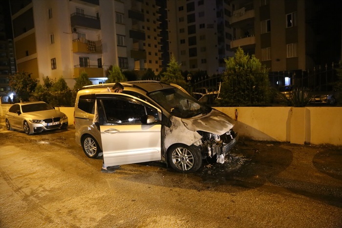 Adana'da park halindeki otomobil yandı