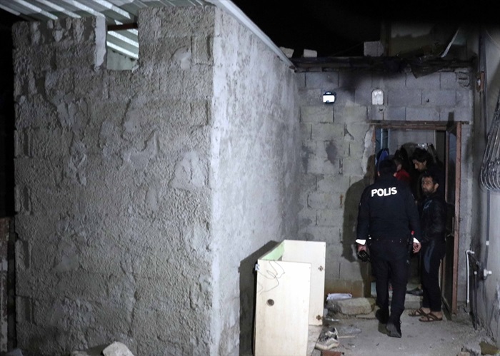 Hırsızlık için tuvalet penceresinden eve giren şüpheliler yakalandı