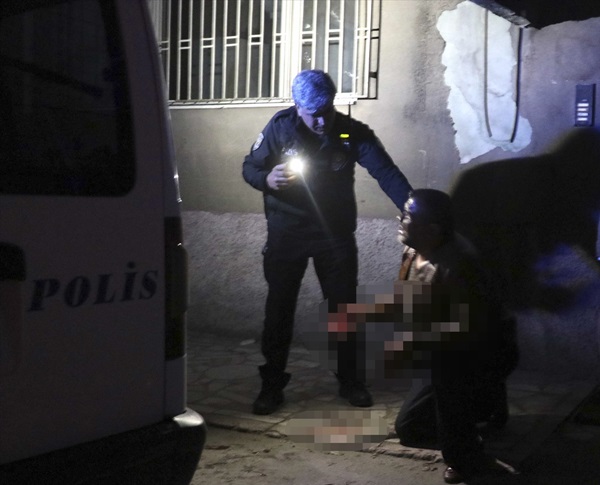 Eski kız arkadaşını bıçaklayıp kendini yaraladı