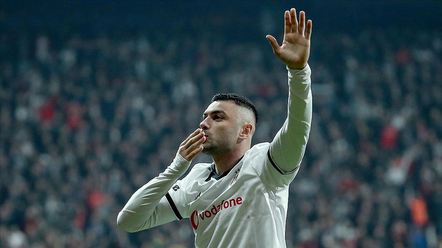 Burak Yılmaz Fransa'nın Lille takımı ile 2 yıllık sözleşme imzaladı