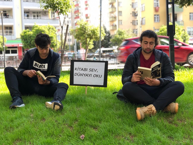 Adana'da Öğrenciler parklarda kitap okudu  