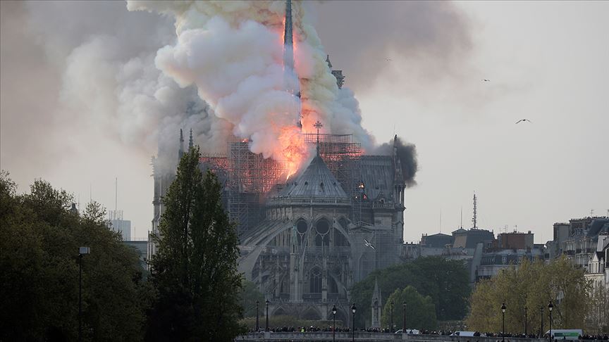 Paris'te Notre Dame Katedrali'nde yangın çıktı