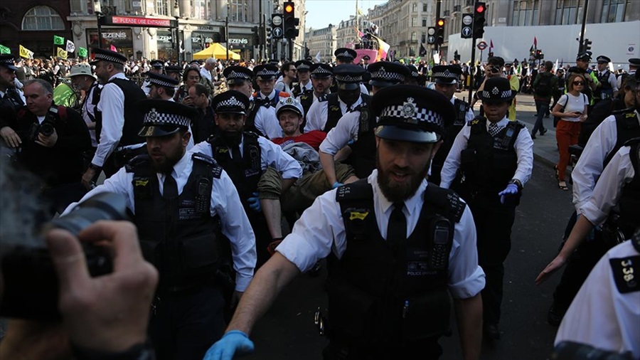 Londra'da terörle bağlantılı olduğu belirtilen olayda polis bir kişiyi vurdu