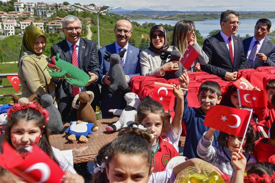 Çocuğunuzun arkadaşı değil, anne-babası olun