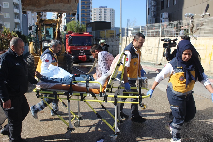 Adana'da polise direnen bıçaklı kişi etkisiz hale getirildi