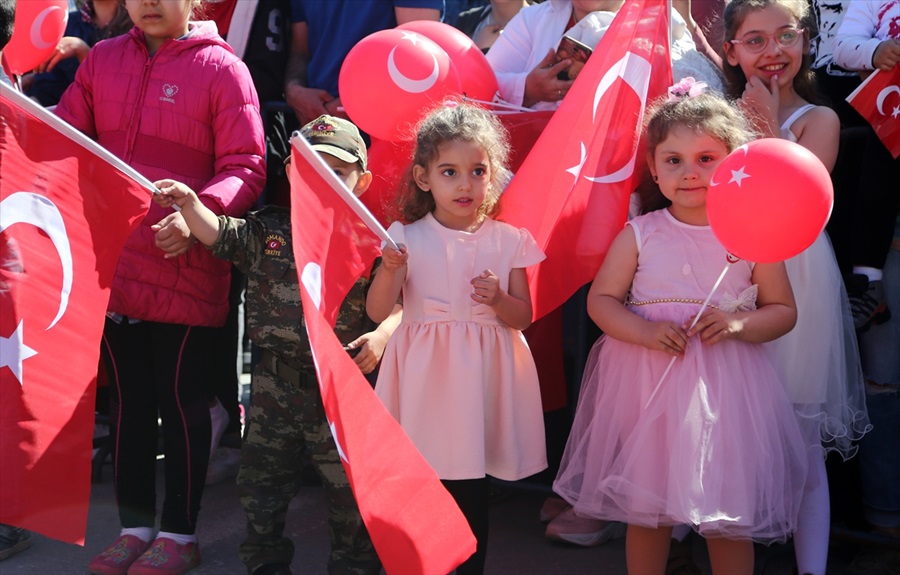 Çukurova'da 23 Nisan Ulusal Egemenlik ve Çocuk Bayramı kutlanıyor