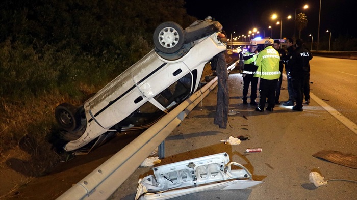 Adana'da otomobil bariyere çarptı: 1 yaralı
