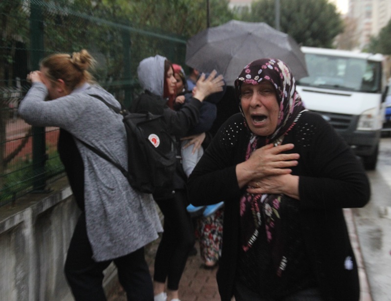 Kızının cesedi başındaki ağıdı yürekleri yaktı