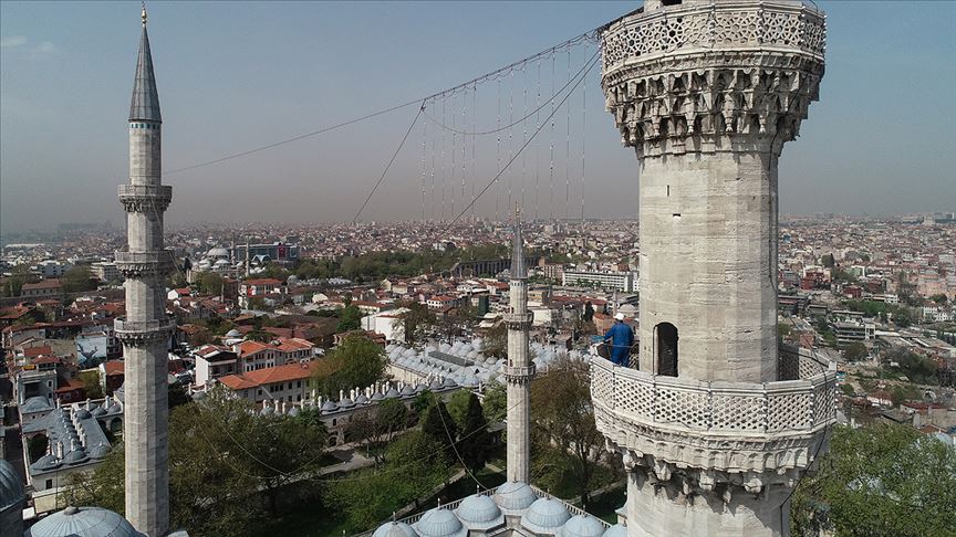 İstanbul camilerinin gerdanlıkları asılıyor