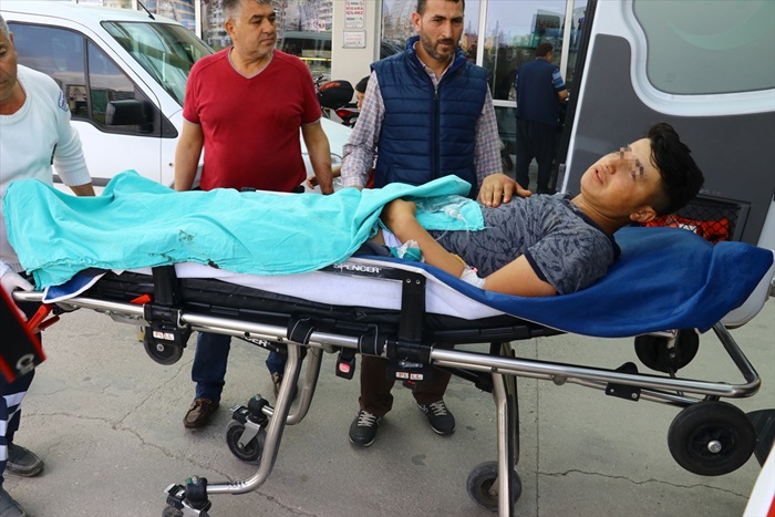 Ağabeyinin silahıyla oynayan çocuk arkadaşını yaraladı
