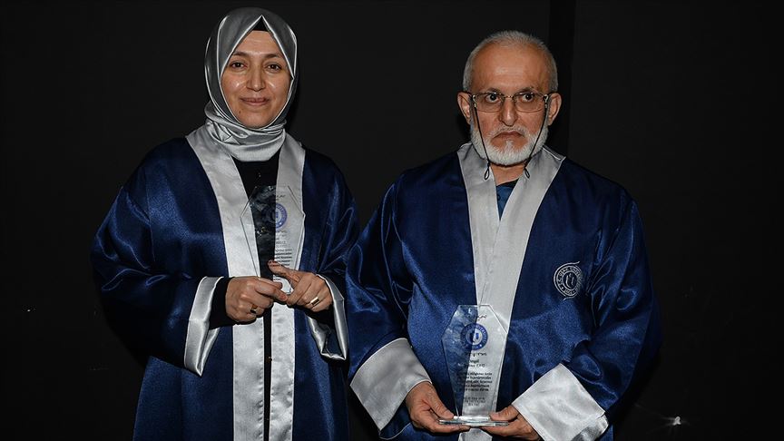 Baba 66, kızı 40 yaşında aynı üniversiteden mezun oldu