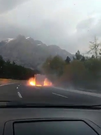 Lastiği patlayan kamyon alev topuna döndü