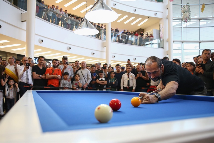 Saygıner'den 3 top bilardo gösterisi