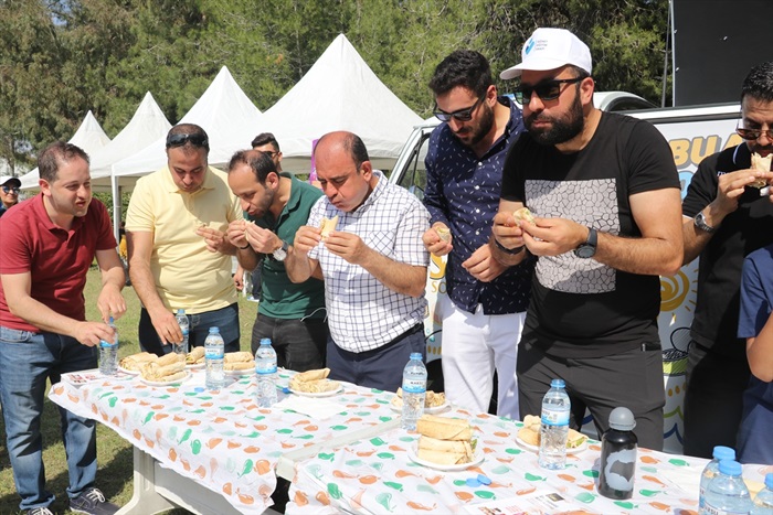 Adana'da ton balıklı dürüm yeme yarışması