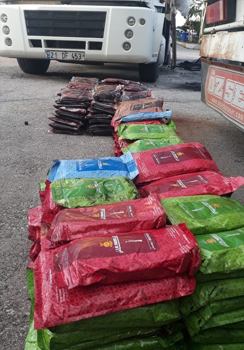 İran'dan Adana'ya gelen kamyonda kaçak nargile tütünü bulundu