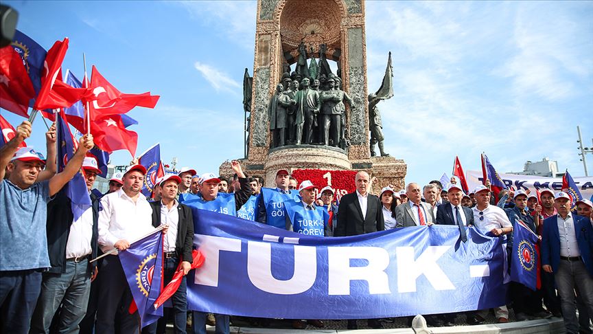 TÜRK-İŞ ve Hak-İş üyeleri Kazancı Yokuşu'na karanfil bıraktı