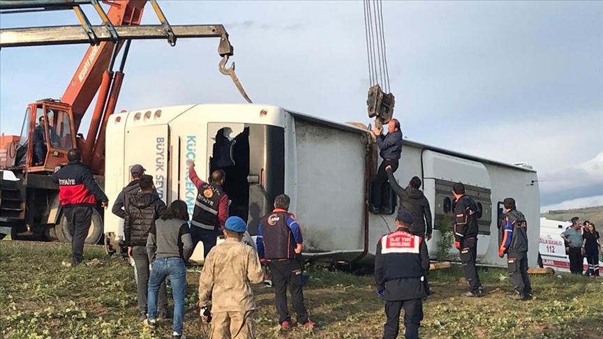 Taziyeden dönenleri taşıyan otobüs devrildi: 7 ölü, 30 yaralı