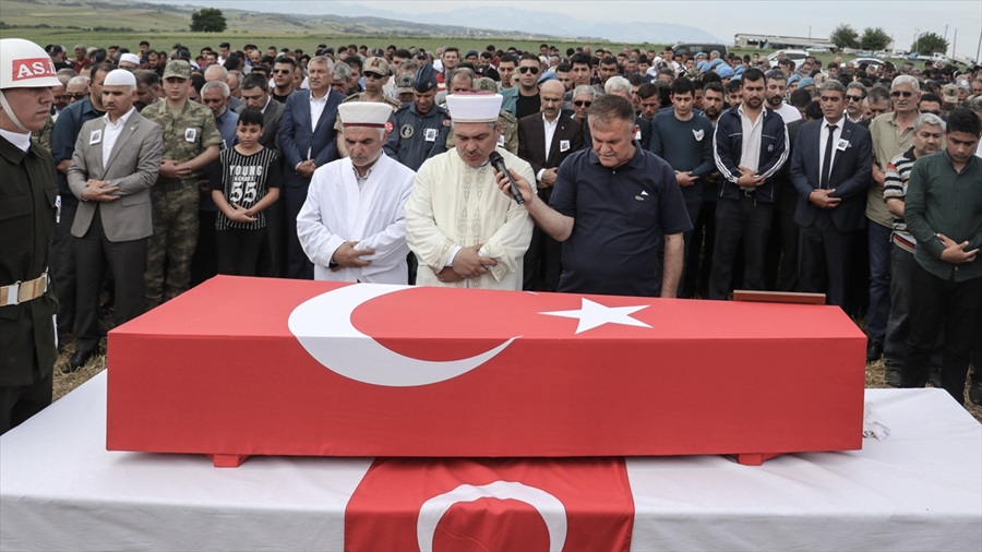 Şehitlerimizi dualarla uğurluyoruz..