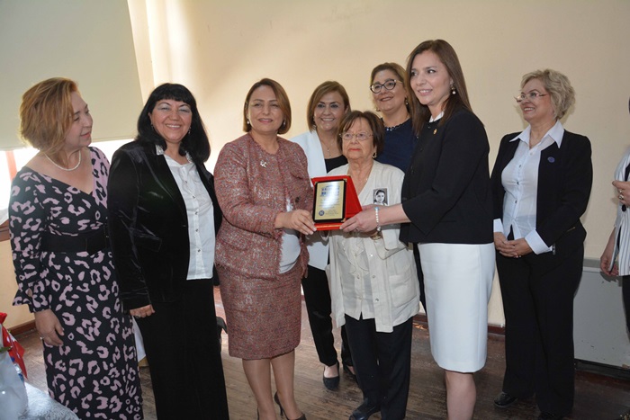 Adana Kız Lisesi eski mezunlarına plaket ve madalya