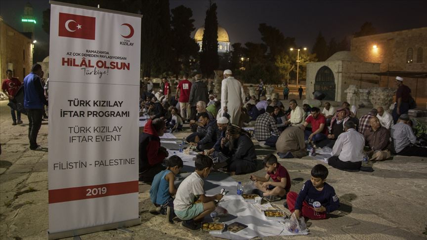 Türk Kızılay Mescid-i Aksa'da iftar verdi