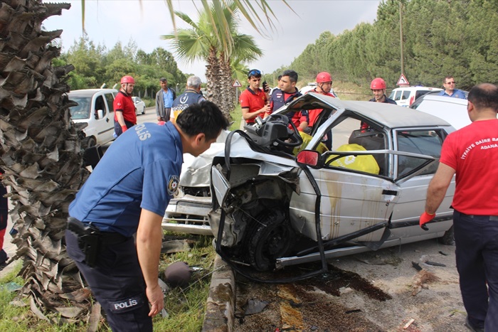Otomobil refüjdeki ağaca çarptı: 5 yaralı